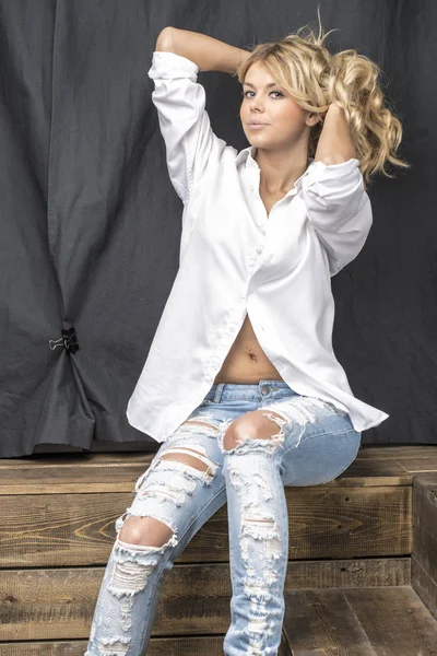 Young Beautiful Girl Blonde White Shirt Jeans Gaps — Stock Photo, Image