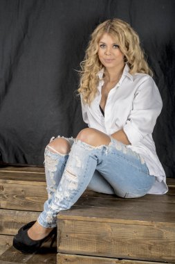 Genç güzel kız sarışın beyaz tişört ve kot pantolonla boşluklar