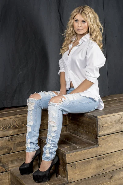 Joven Hermosa Chica Rubia Una Camisa Blanca Jeans Con Huecos —  Fotos de Stock