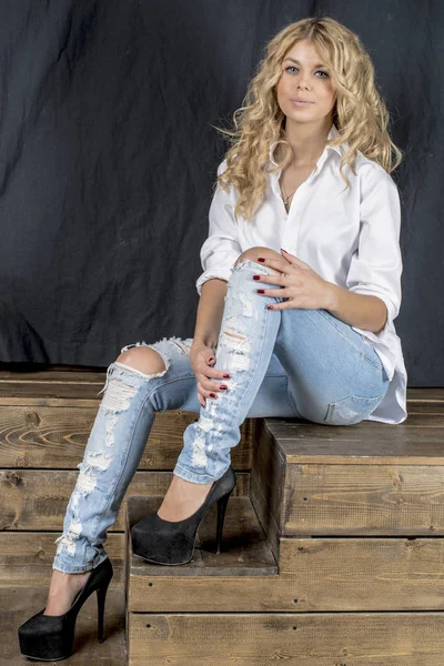 Young Beautiful Girl Blonde White Shirt Jeans Gaps — Stock Photo, Image