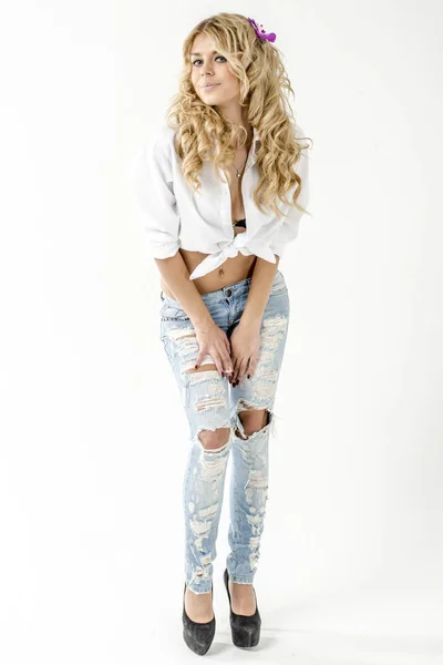 白いシャツとジーンズのギャップで金髪の美しい少女 — ストック写真