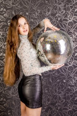 Partideki uzun kahverengi saçlı kız.