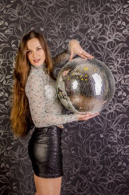 Partideki uzun kahverengi saçlı kız.