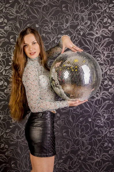 Partideki uzun kahverengi saçlı kız.