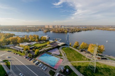 Moskova Nehri kıyısında sonbahar park
