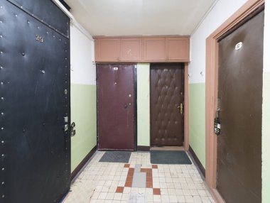 Salonu ve asansörü olan modern bir apartmanın verandası.