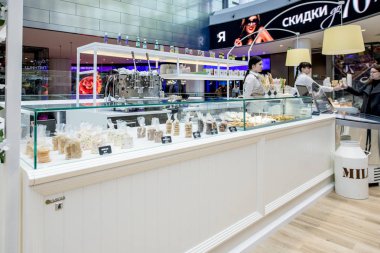 Moskova, Rusya - 20 Kasım 2018 dondurma kafe iç modern alışveriş merkezinde