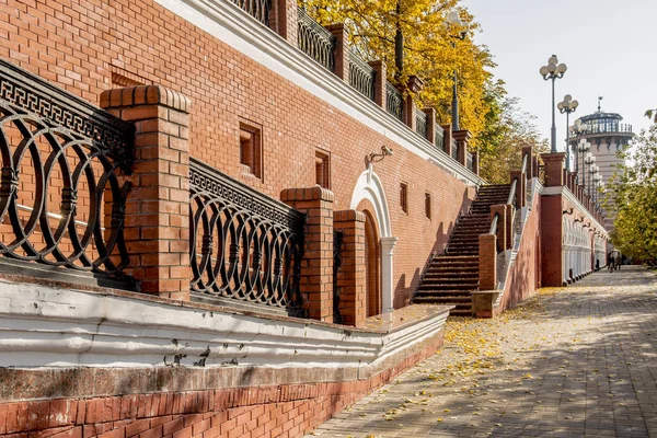 Berömda Överhetens Bostadskomplex Flera Våningar Bostadshus Scharlakansröda Segel — Stockfoto