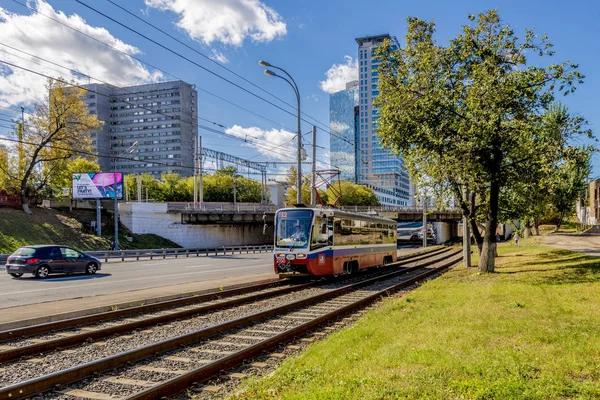 Carriles Tranvía Van Largo Una Amplia Avenida Moscú —  Fotos de Stock