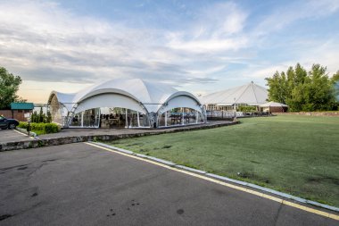 Gölü akşam Garden'da güzel ahşap yaz açık kafe