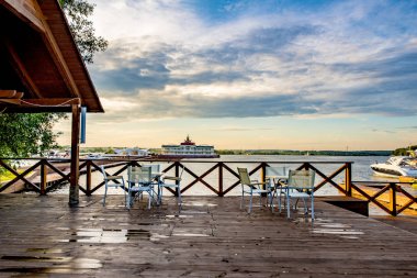 Gölü akşam Garden'da güzel ahşap yaz açık kafe