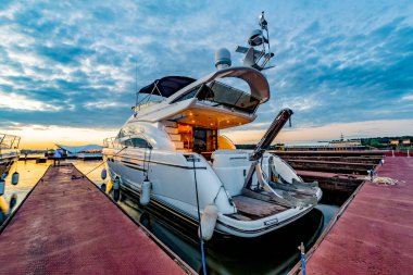 Yatlar preitum bilet gişesi Moskova Nehri kıyısında ile ahşap iskele