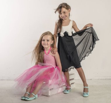 İki genç kız'ın kız kardeşleri şenlikli şarkı oturmak