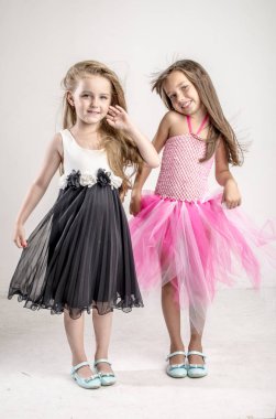 İki genç kız'ın kız kardeşleri şenlikli şarkı oturmak