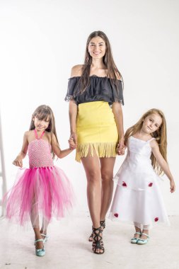 Kadın moda model iki küçük kız ile podyum üzerinde
