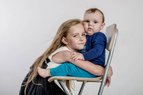 Liten Flicka Syster Kram Lilla Pojkens Bror Sitter Stolen — Stockfoto