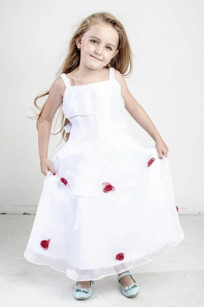 Niña Niña Vestido Blanco Festivo Con Pelo Rubio Blanco — Foto de Stock