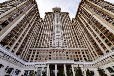 Ünlü modern yüksek katlı çok katlı Moskova'da kışın bina konut
