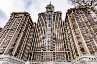 Ünlü modern yüksek katlı çok katlı Moskova'da kışın bina konut