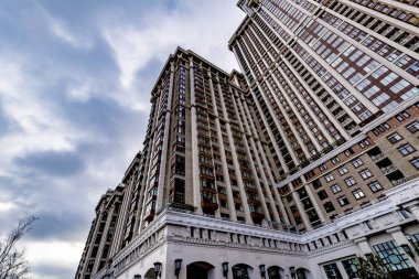Ünlü modern yüksek katlı çok katlı Moskova'da kışın bina konut