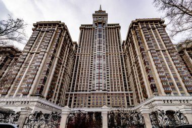 Ünlü modern yüksek katlı çok katlı Moskova'da kışın bina konut
