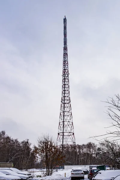 Torre Radio Metálica Contra Cielo Nublado Invierno — Foto de Stock