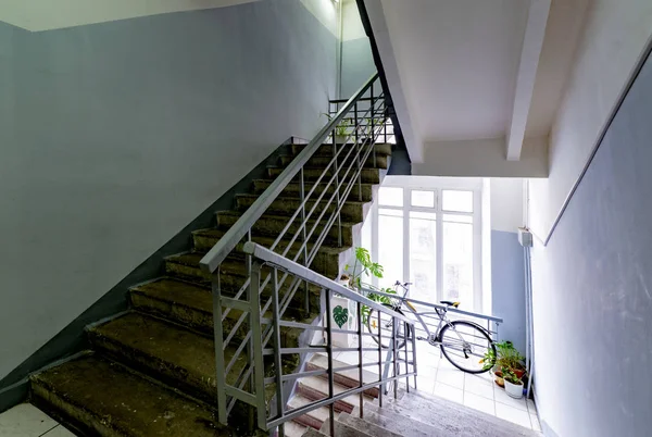 Escalier Avec Balustrades Forgées Sur Rampe Dans Vieille Cage Escalier — Photo