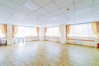 Aynalı iç eğitim jimnastik dans salonu