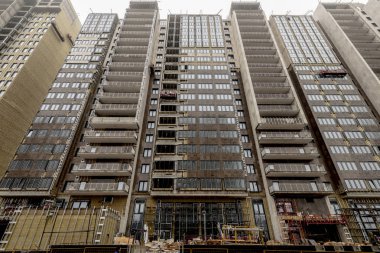 Modern, çok katlı bir konut primi ön cephesi