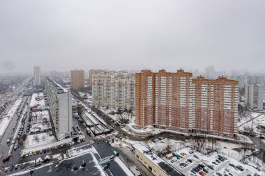 Güneşli bir günde Moskova'nın yeni yerleşim alanları panoramik üst görünümü