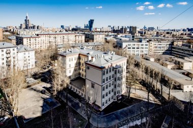 Güneşli bir günde Moskova'nın yeni yerleşim alanları panoramik üst görünümü