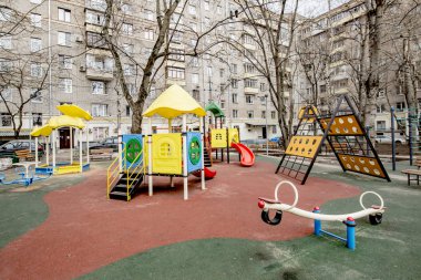 Modern bir konut binasının avlusında oyun alanı