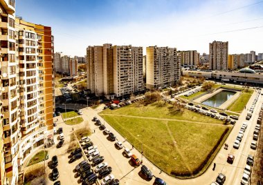 Güneşli bir günde Moskova'nın yeni yerleşim alanları panoramik üst görünümü