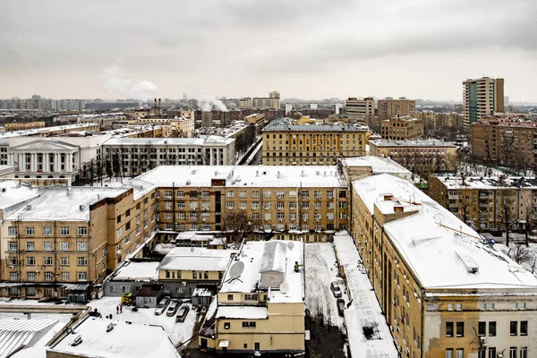 モスクワ郊外の近代的なエリアで 多階建ての住宅が立ち入り — ストック写真