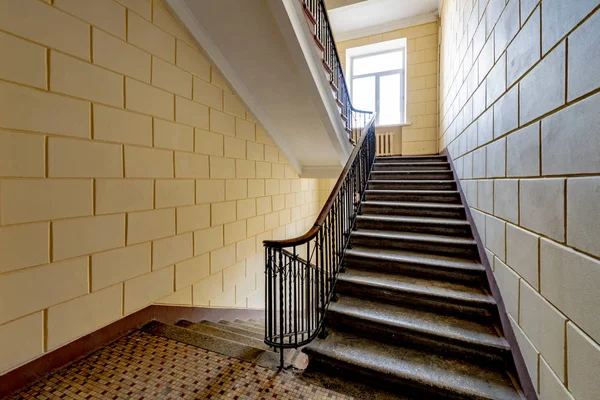 Escadaria Com Grades Forjadas Corrimão Nas Escadas Antigas — Fotografia de Stock
