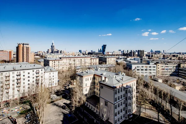Moskova'da pencereleri ile modern bir çok katlı yüksek katlı binanın cephe