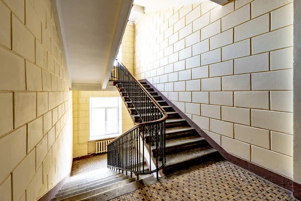旧楼梯间栏杆上带有锻造栏杆的楼梯 — 图库照片