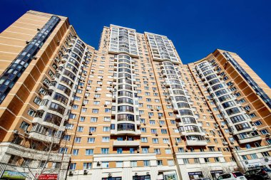 Moskova'da pencereleri ile modern bir çok katlı yüksek katlı binanın cephe