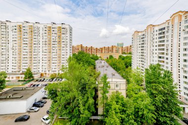 Güneşli bir günde Moskova'nın yeni yerleşim alanları panoramik üst görünümü