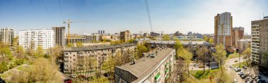 Güneşli bir günde Moskova'nın yeni yerleşim alanları panoramik üst görünümü
