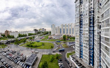Güneşli bir günde Moskova'nın yeni yerleşim alanları panoramik üst görünümü