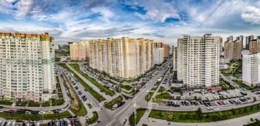 Güneşli bir günde Moskova'nın yeni yerleşim alanları panoramik üst görünümü
