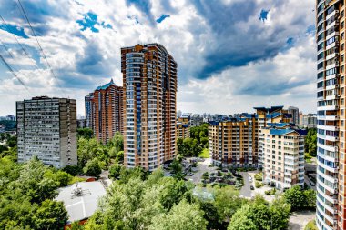 Moskova'nın çok katlı binaları ve sokakları ile yeni yerleşim alanları