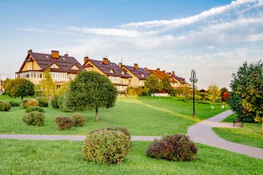 bir yaz gününde iki katlı evler ve ağaçlar ile güzel kırsal köy