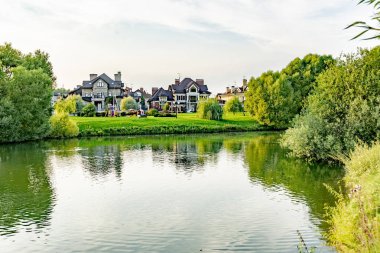 bir yaz gününde iki katlı evler ve ağaçlar ile güzel kırsal köy