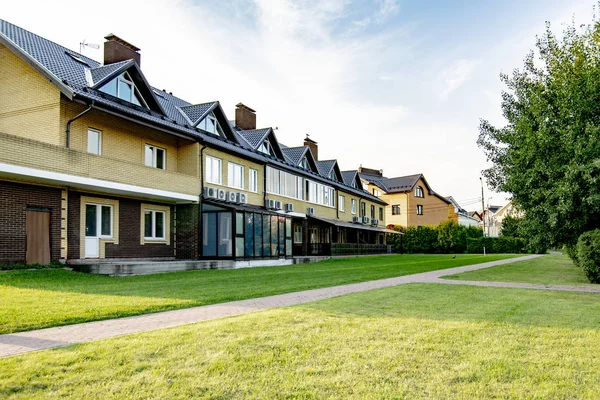 bir yaz gününde iki katlı evler ve ağaçlar ile güzel kırsal köy