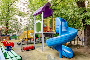Modern bir konut binasının avlusında oyun alanı
