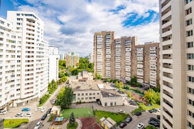 Moskova'nın çok katlı binaları ve sokakları ile yeni yerleşim alanları