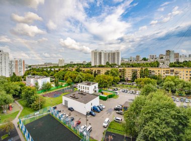 Moskova'nın çok katlı binaları ve sokakları ile yeni yerleşim alanları