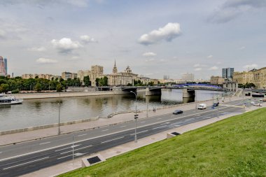 Moskova'nın çok katlı binaları ve sokakları ile yeni yerleşim alanları